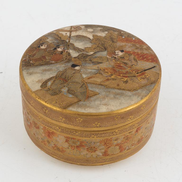 A Japanese Satsuma box with cover, early 20th century.