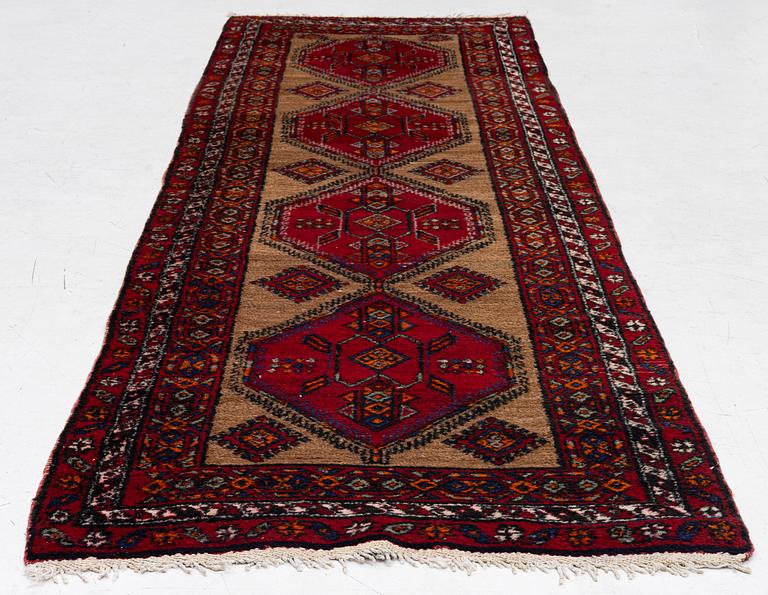 Gallerimatta, nordvästpersisk, ca 326 x 100 cm.