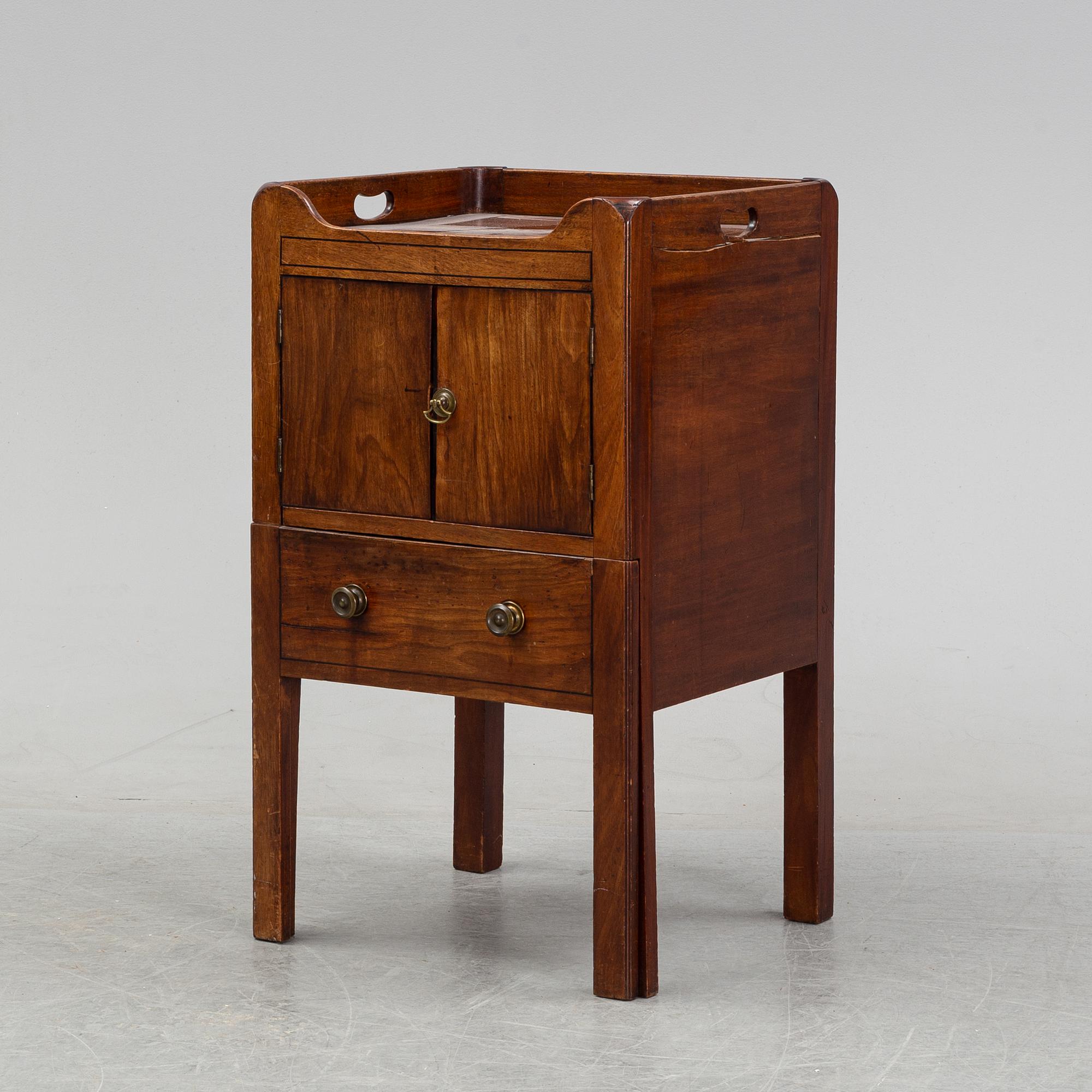 A mahogany bedside table, England, 19th century.