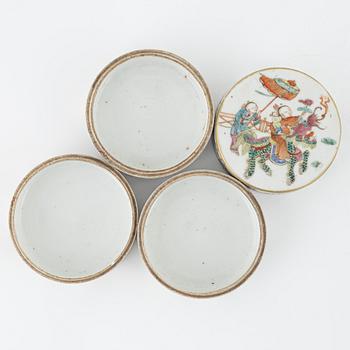 A Chinese tankard, a bowl and a four tiered food container, Qing dynasty, 18th/19th Century.