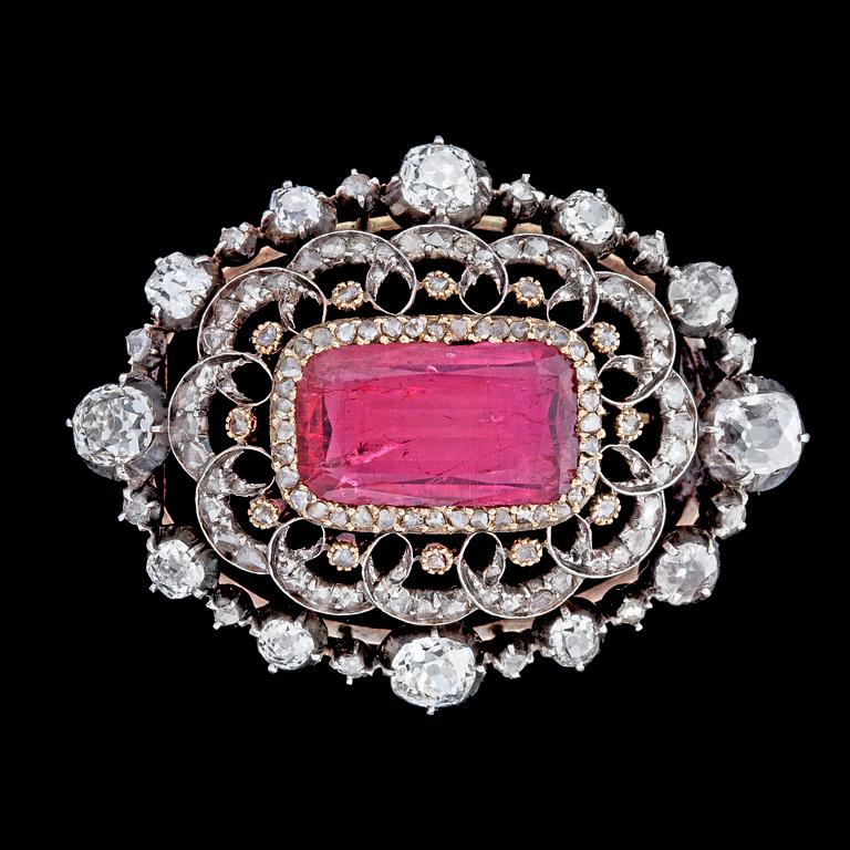 BROSCH, rosa turmalin med antik- och rosenslipade diamanter. Ryssland ca 1850.