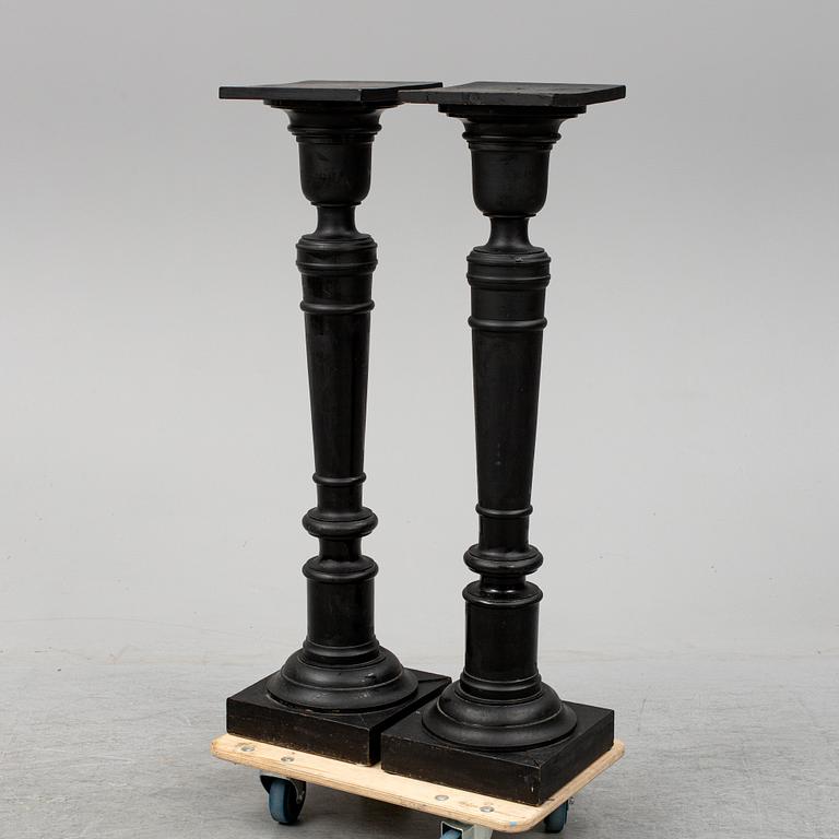 PIEDESTALER, ett par, sent 1800-tal.