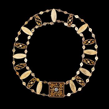 1072. A gold and enamel necklace, c. 1800.