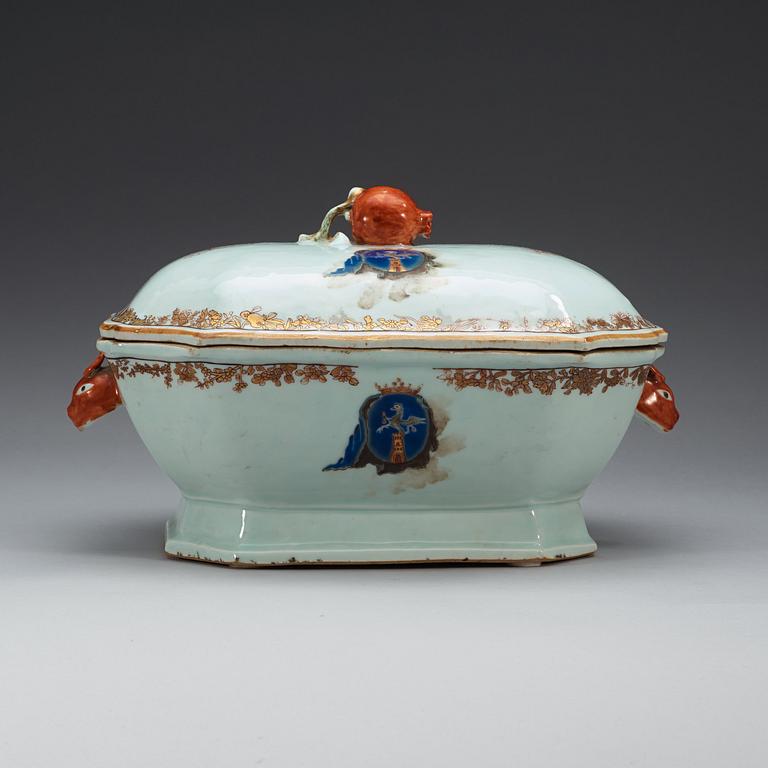 TERRIN med LOCK samt FAT, vapenporslin. Qing dynastin, Qianlong (1736-95).