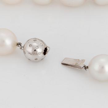 NECKLACE, cultured South Sea pearls, irregular shape 12.5-15.8 mm. Clasp, 14 carat white gold with diamonds.