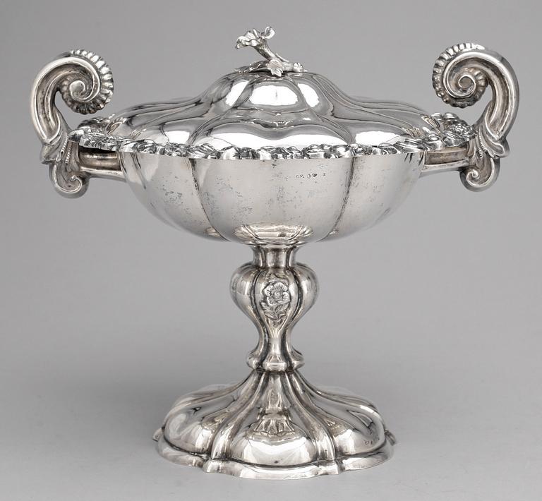 SOCKERSKÅL, silver, senempire/nyrokoko, Gustaf Folcker, Stockholm 1847. Vikt ca 864 gram.