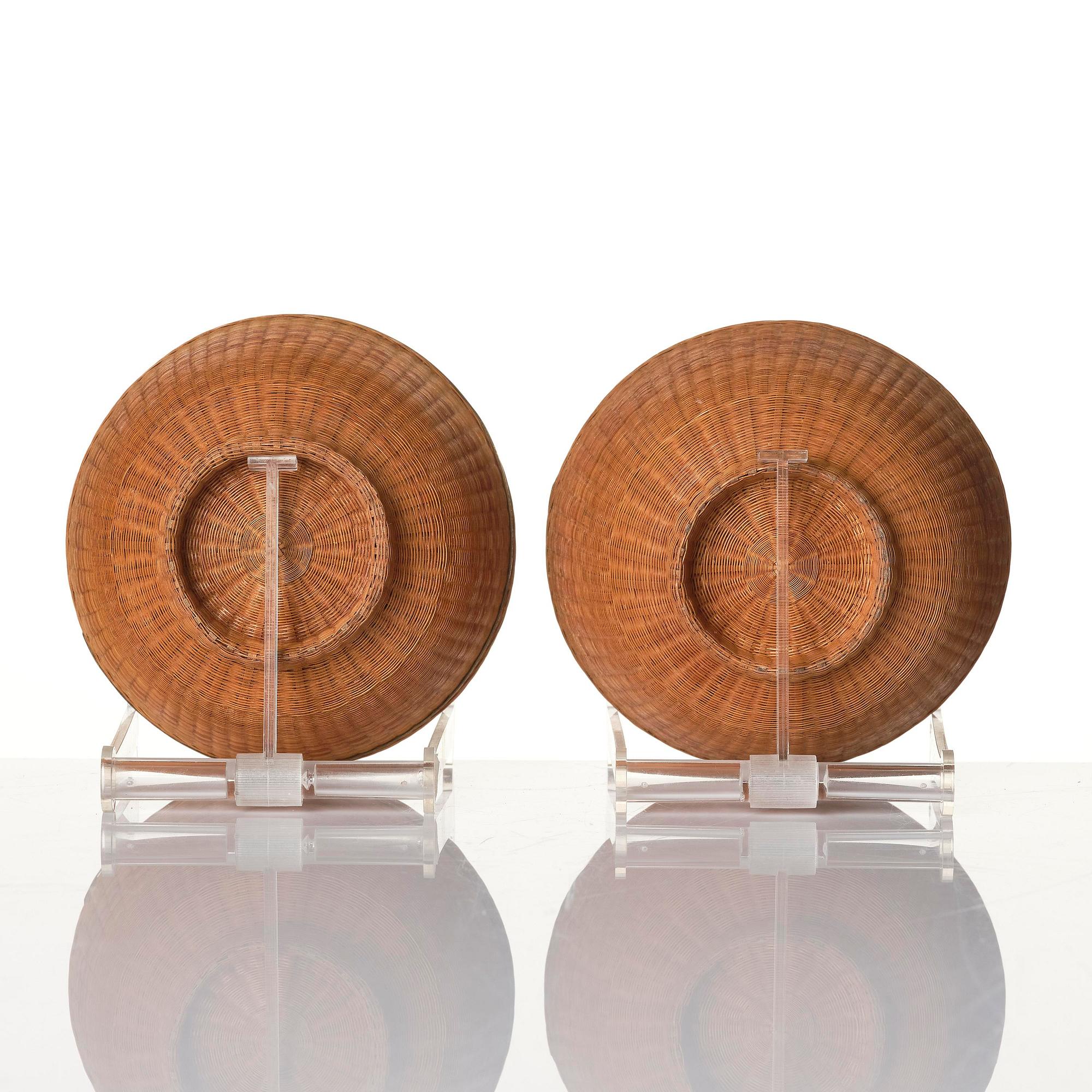 Skålar, 11 stycken porslin och korgflätning, omkring 1900.