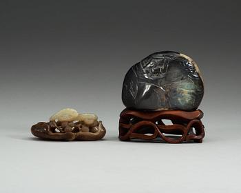 SKULPTURER, två stycken nefrit och svartgrön sten. Sen Qing dynastin (1644-1912).