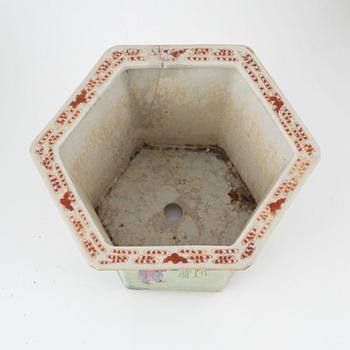 Three porceain flower pots, China, Qing dynasty, second half of the 19th century and around 1900.