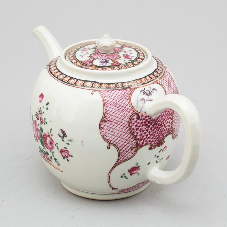 A porcelain tea pot from China, 18th century.