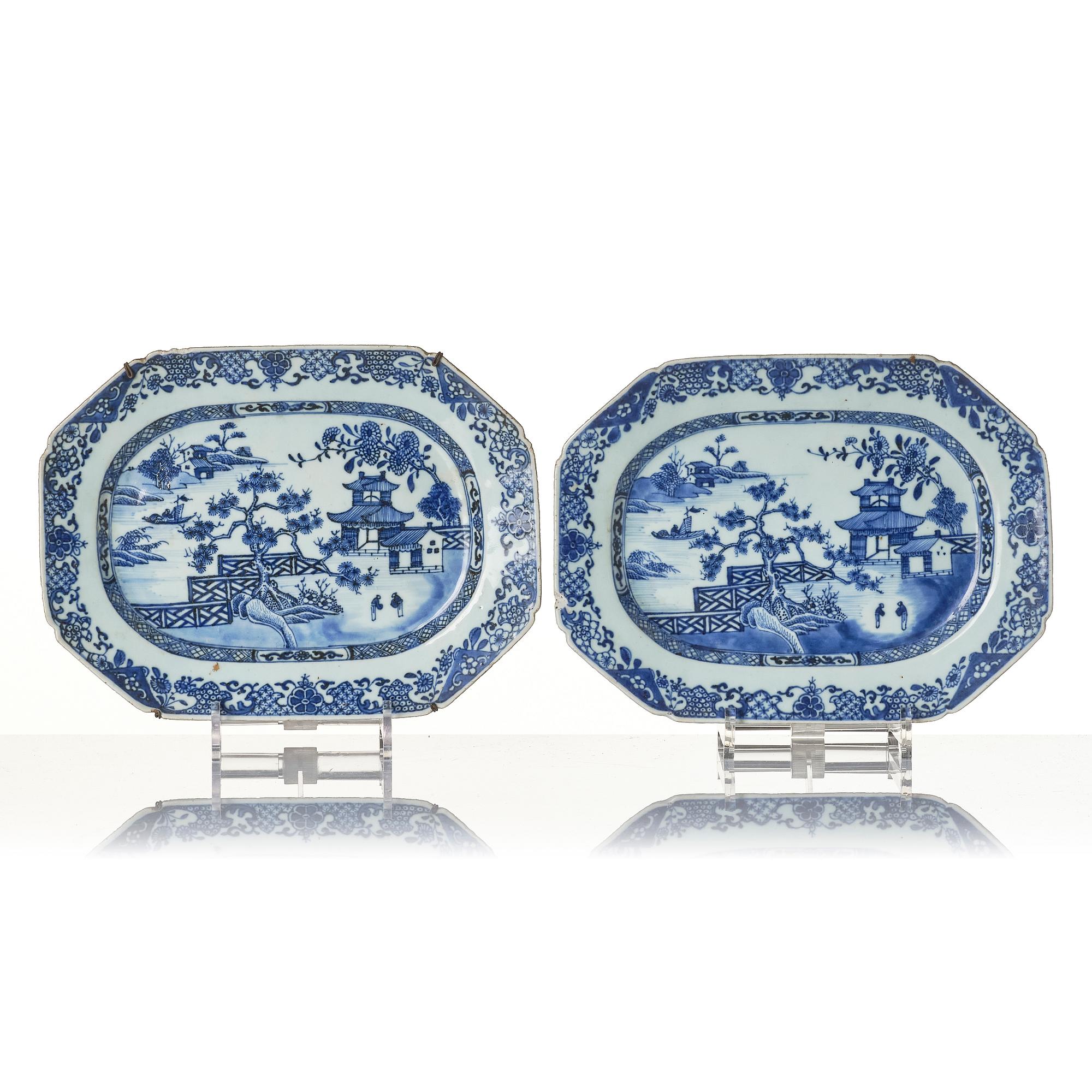 A Chinese blue and white porcelain service, 16 pieces, Qing dynasty, Qianlong (1736-95).
