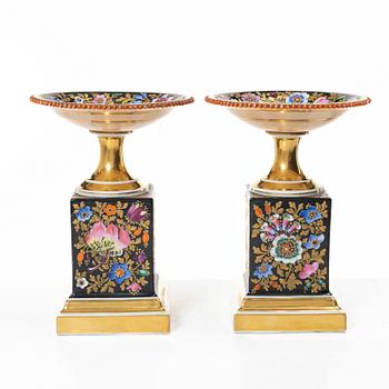 A pair of porcelain table decorations/tazzas, Russia, 19th Century.