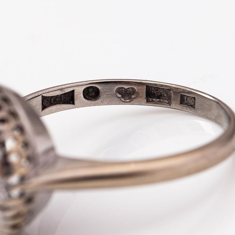 Ring, 18K vitguld och diamanter ca 1.00 ct tot. Hallbergs Guldsmeds Ab, Stockholm 1959.
