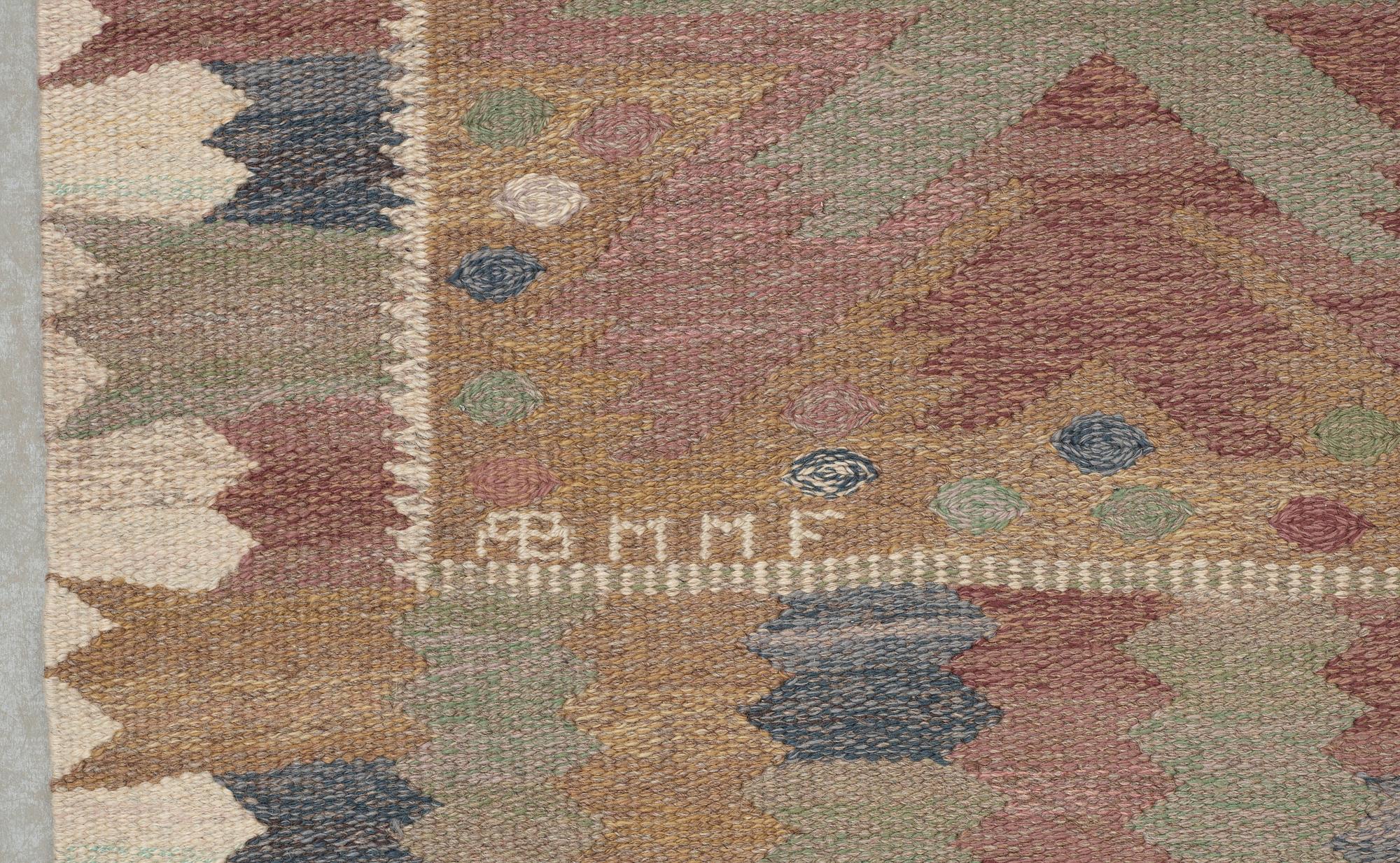 CARPET. "Nejlikan grå". Tapestry weave.  409 x 272,5 cm. Signed AB MMF BN.