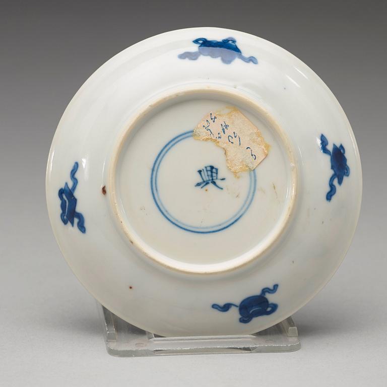 KOPPAR med FAT, fyra stycken, porslin. Qingdynastin Kangxi (1662-1722).