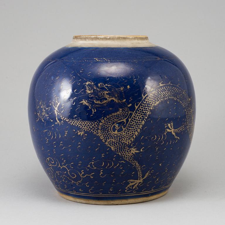 A Chinese dragon jar, Qing dynasty, presumably around 1800.