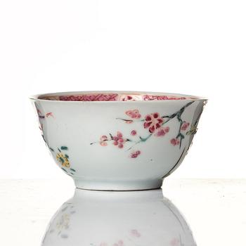 Tekanna med kopp och fat, porslin. Qingdynastin, 1700-tal.