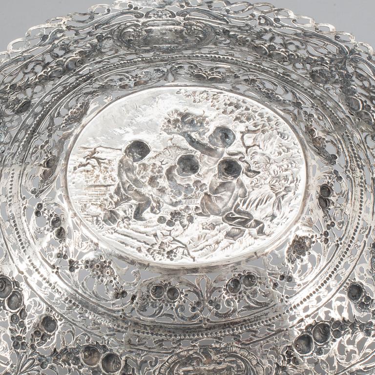 PRESENTERFAT, silver 800, Tyskland sannolikt, 1800-tal. Ca 830 gram.