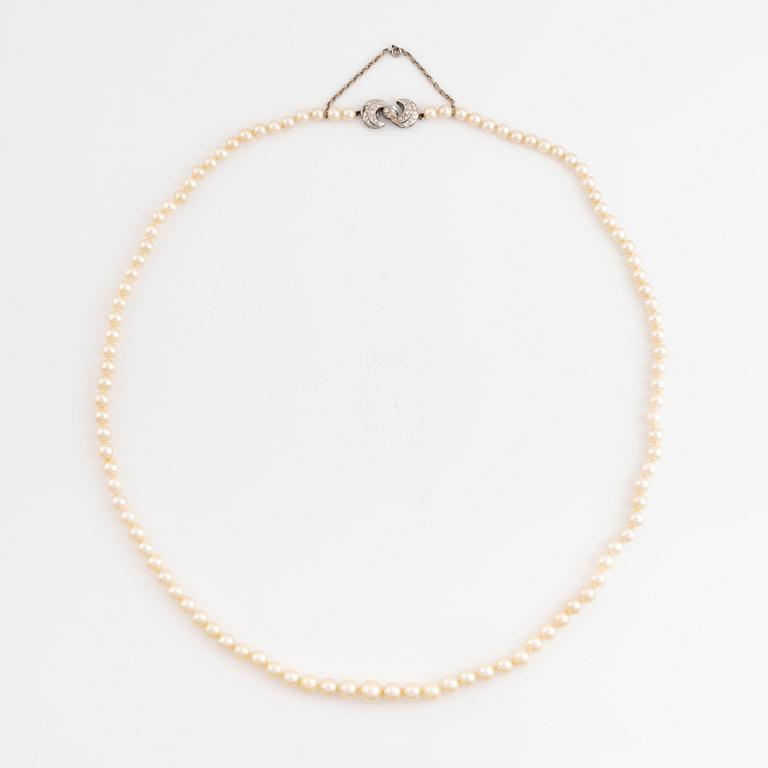 A cultured pearl necklace witk an 18K gold clasp set with eight-cut diamonds.