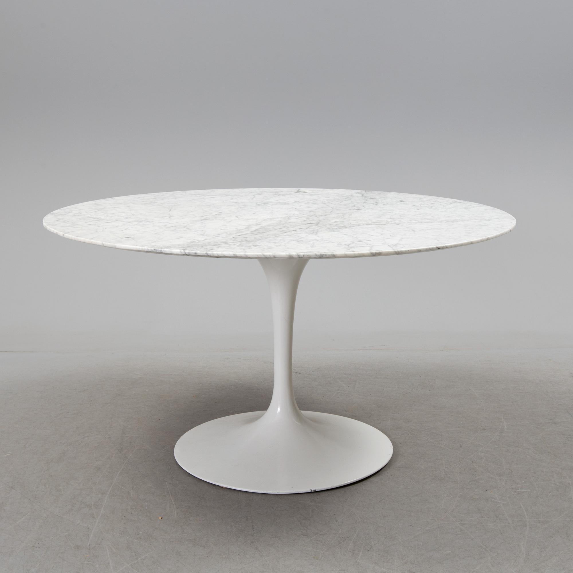 A 'Tulip' table by Eero Saarinen.