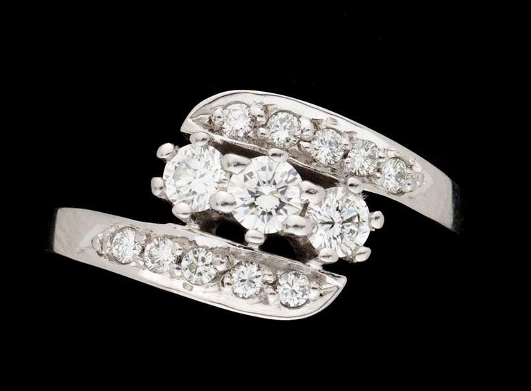 RING, vitguld med diamanter.
