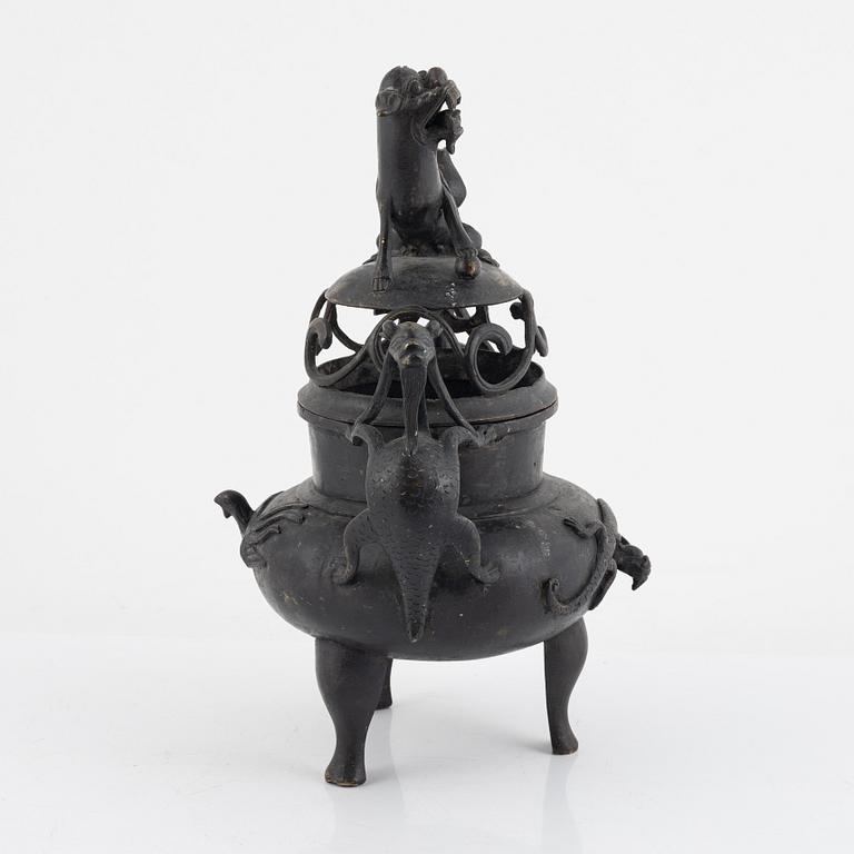 A Chinese bronze censer, late Qing dynasty.