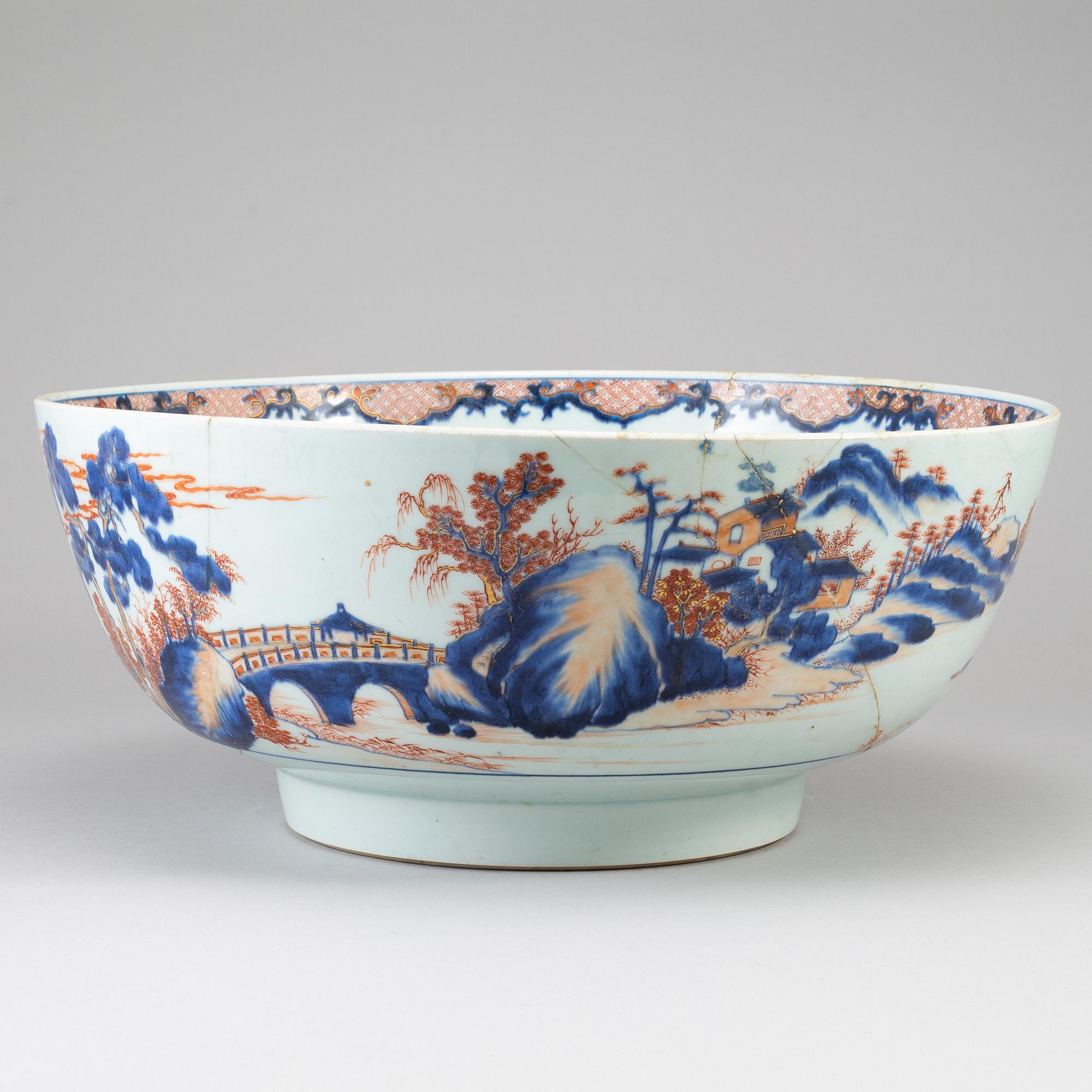 A large imari punch bowl, Qing dynasty, 18th Century.