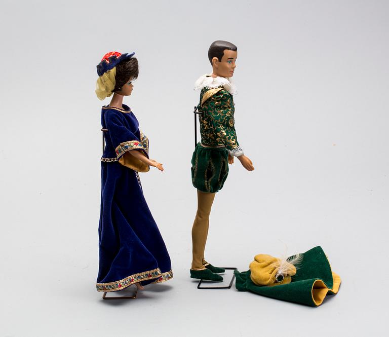 DOCKOR, 2 st Ken och Barbie, 1900-talets andra hälft, samt kläder och tillbehör.