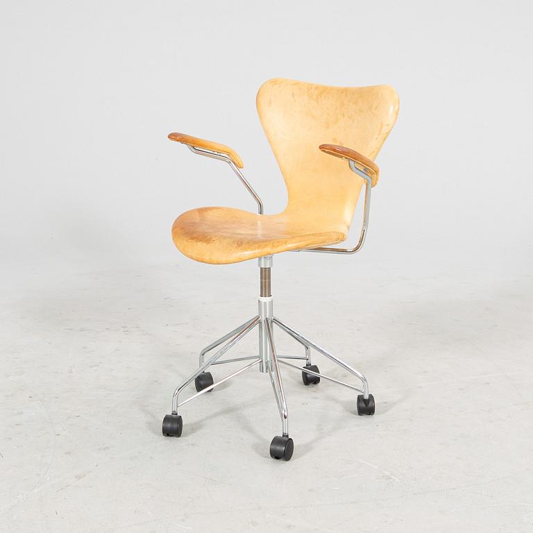 An Arne jacobsen Sjuan leather swivel chair for Fritz Hansen 1999.