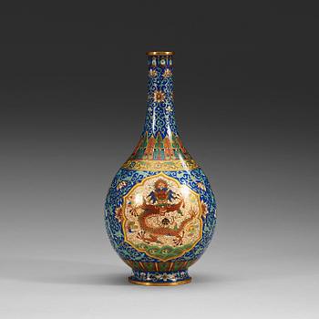455. A Chinese cloissoné vase, 20th Century.