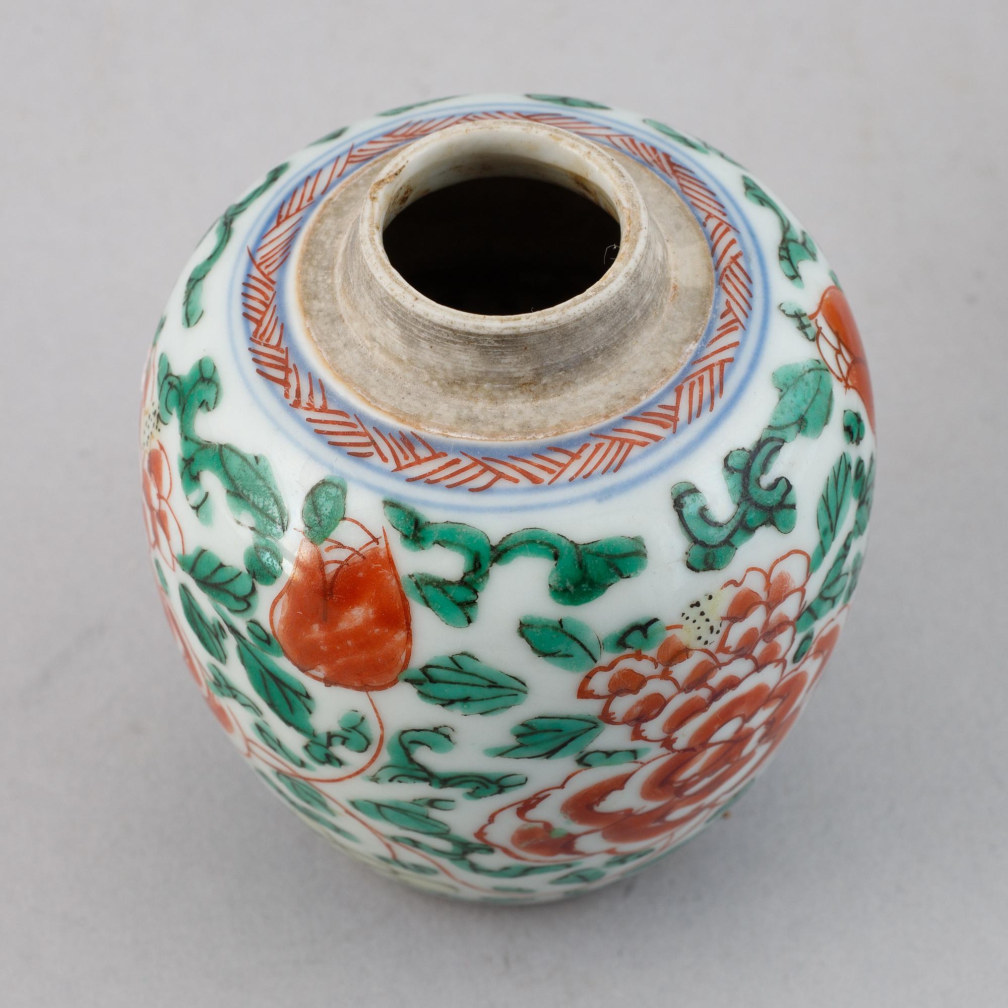 Two famille verte and famille rose tea caddies, Qing dynasty, 18th century.