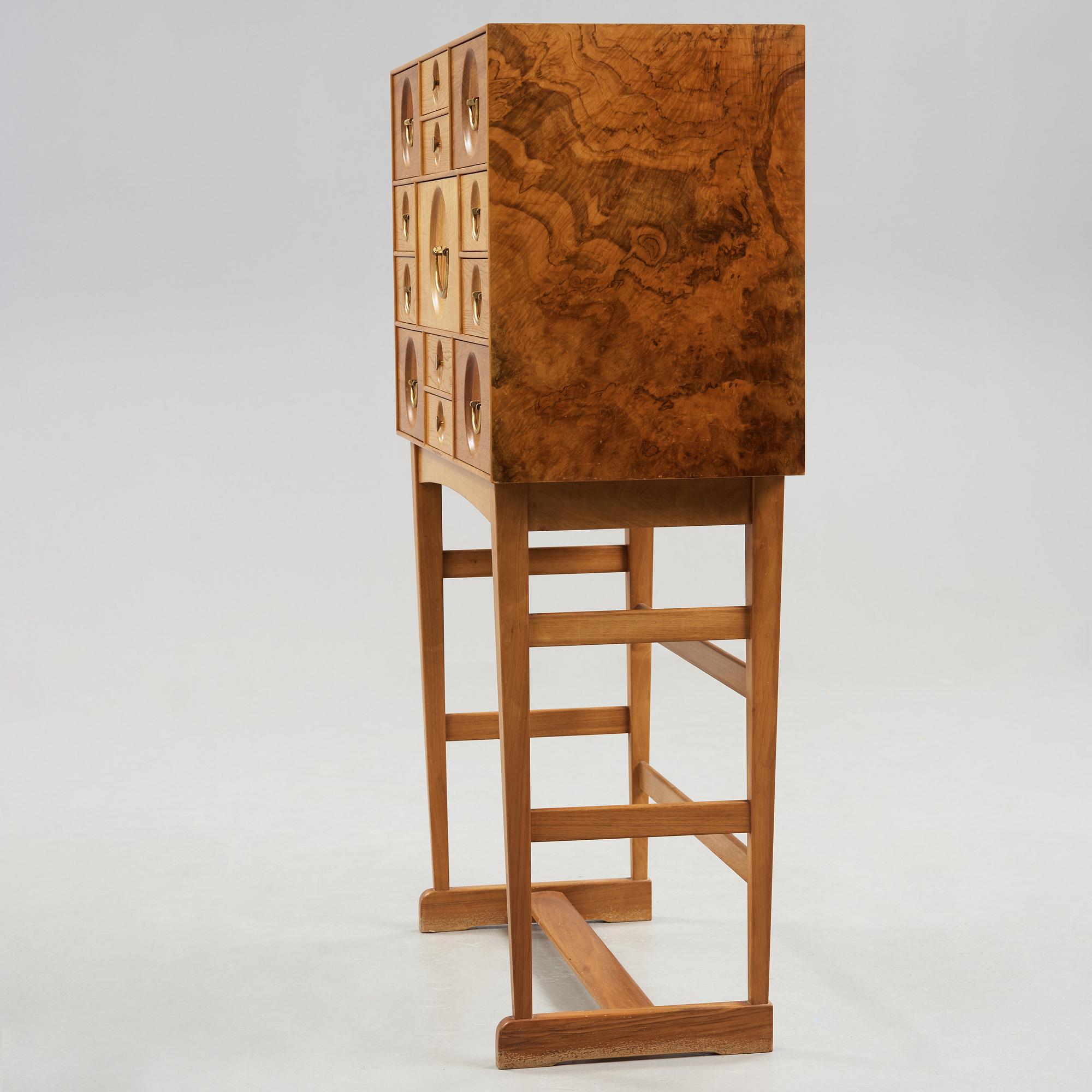 JOSEF FRANK, skåp, Firma Svenskt Tenn, 1965, modell 2237.