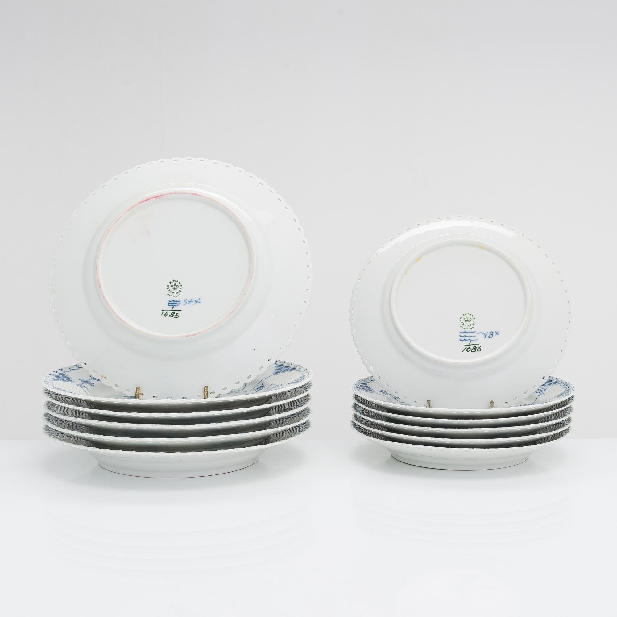 Royal Copenhagen, A 12-piece set of 'Musselmalet Helblond' porcelain dinner plates.