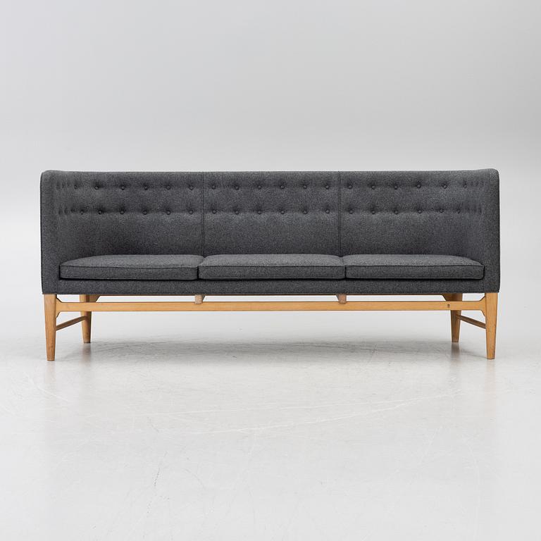 Arne Jacobsen, & Flemming Lassen, Soffa, ”Mayor AJ5”, &Tradition, Danmark, 2000-tal.