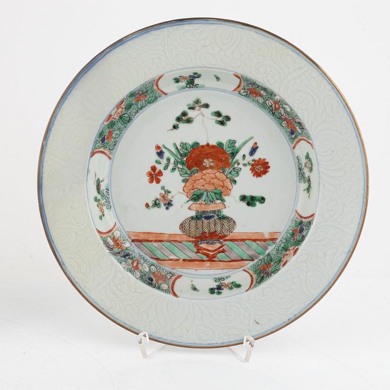 Tallrikar, tre stycken, porslin, Kina, Qingdynastin,  1700-tal.