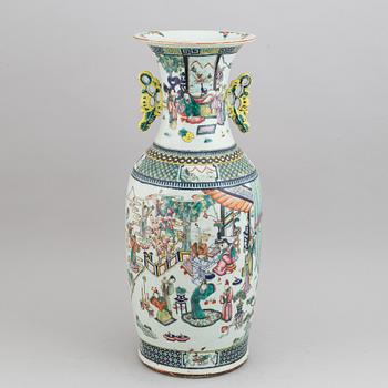 A famille verte floor vase, Qing dynasty, early 20th century.