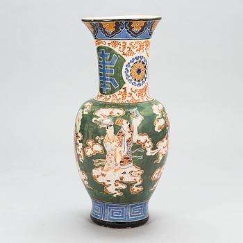 Lattiamaljakko, keramiikkaa, Kiina 1950-luku.