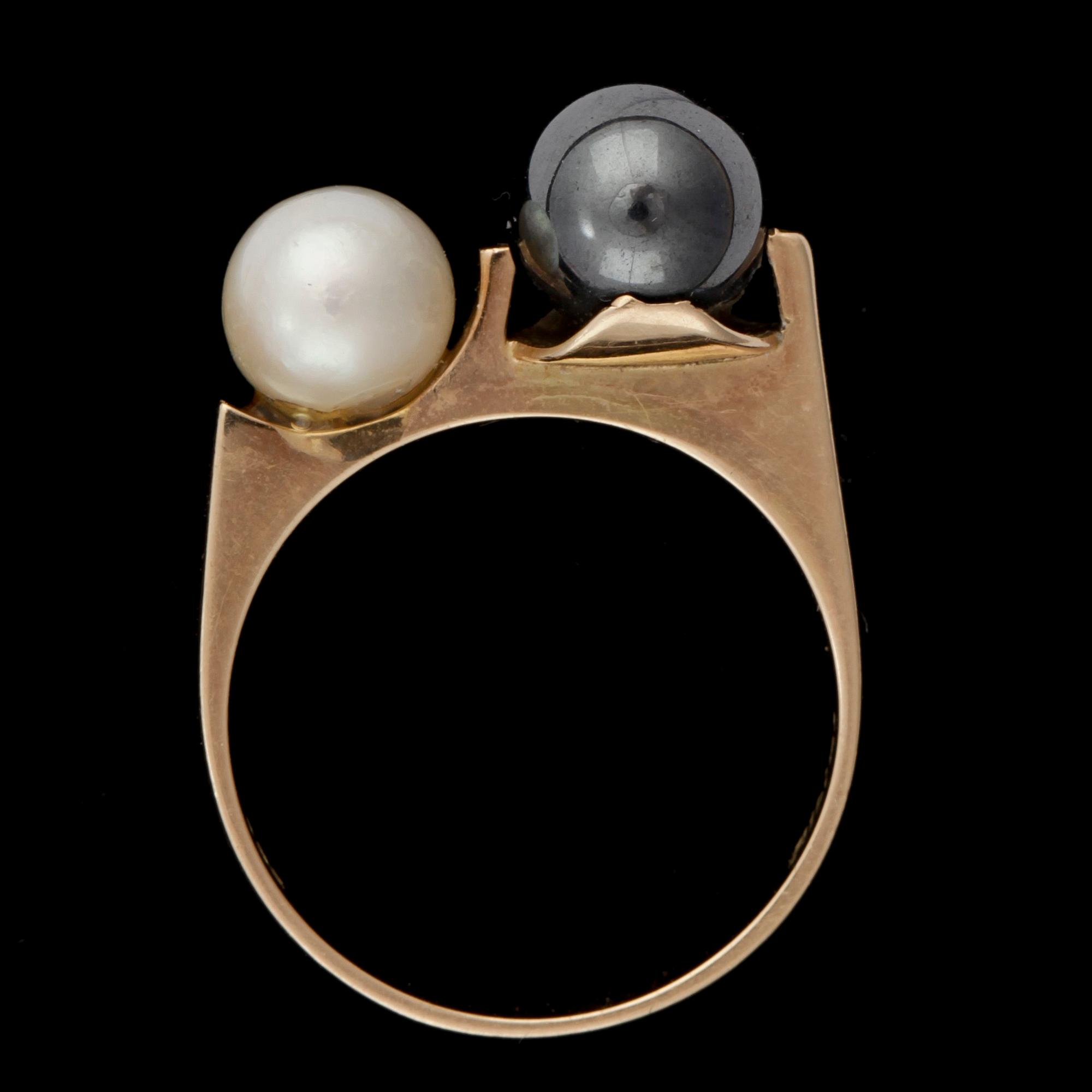 RING, 14k guld med odlad pärla och markasitpärla. Vikt 3,5 g.