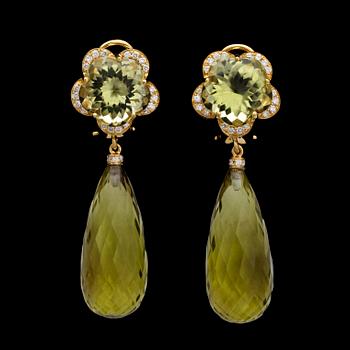 204. EARRINGS, citrin and lime quarts and brilliant cut diamonds, tot. 0.36 cts.