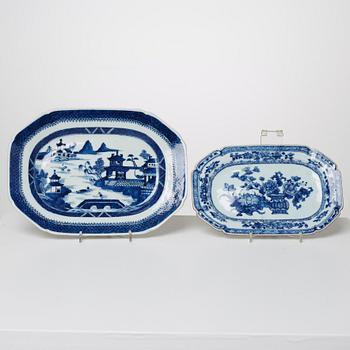 STEKFAT, 2 st, porslin, Qianlong resp Jiaqing, Kina 1700-tal till omkring 1800.