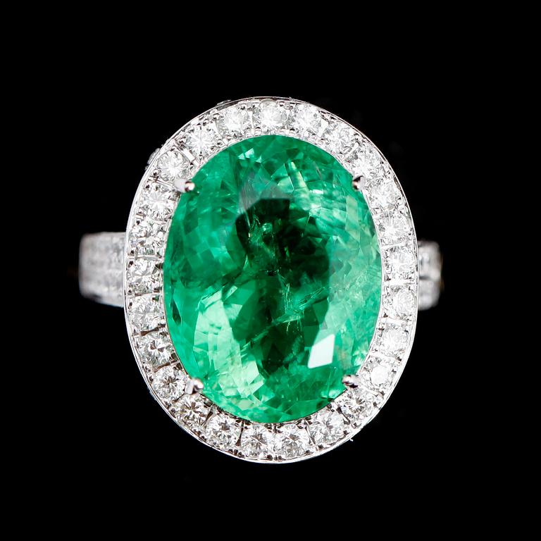 RING, 18 k vitguld, grön flourite ca 13,50 ct samt briljantslipade diamanter tot ca 1.35 ct.