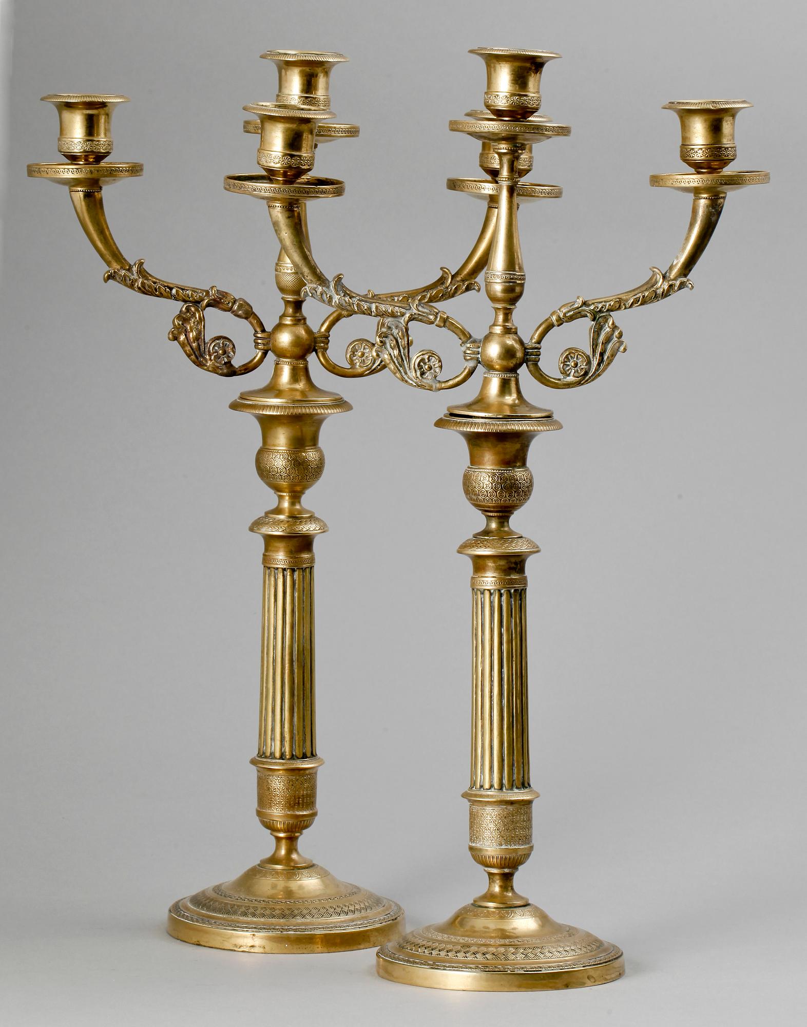 KANDELABRAR, ett par. Mässing. Empirestil, 1800-talets slut.