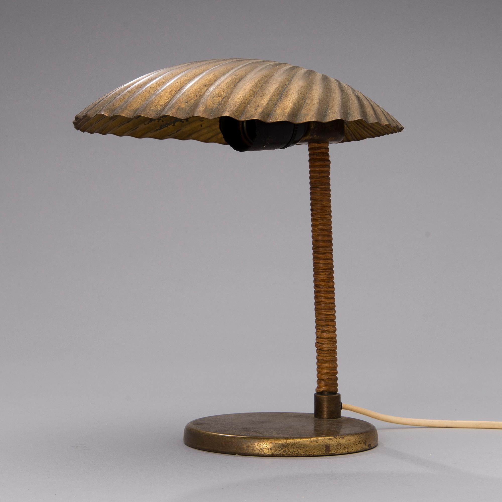 PAAVO TYNELL, BORDSLAMPA. Snäcka. Tillverkad av Taito Oy. Formgiven 1938/39.