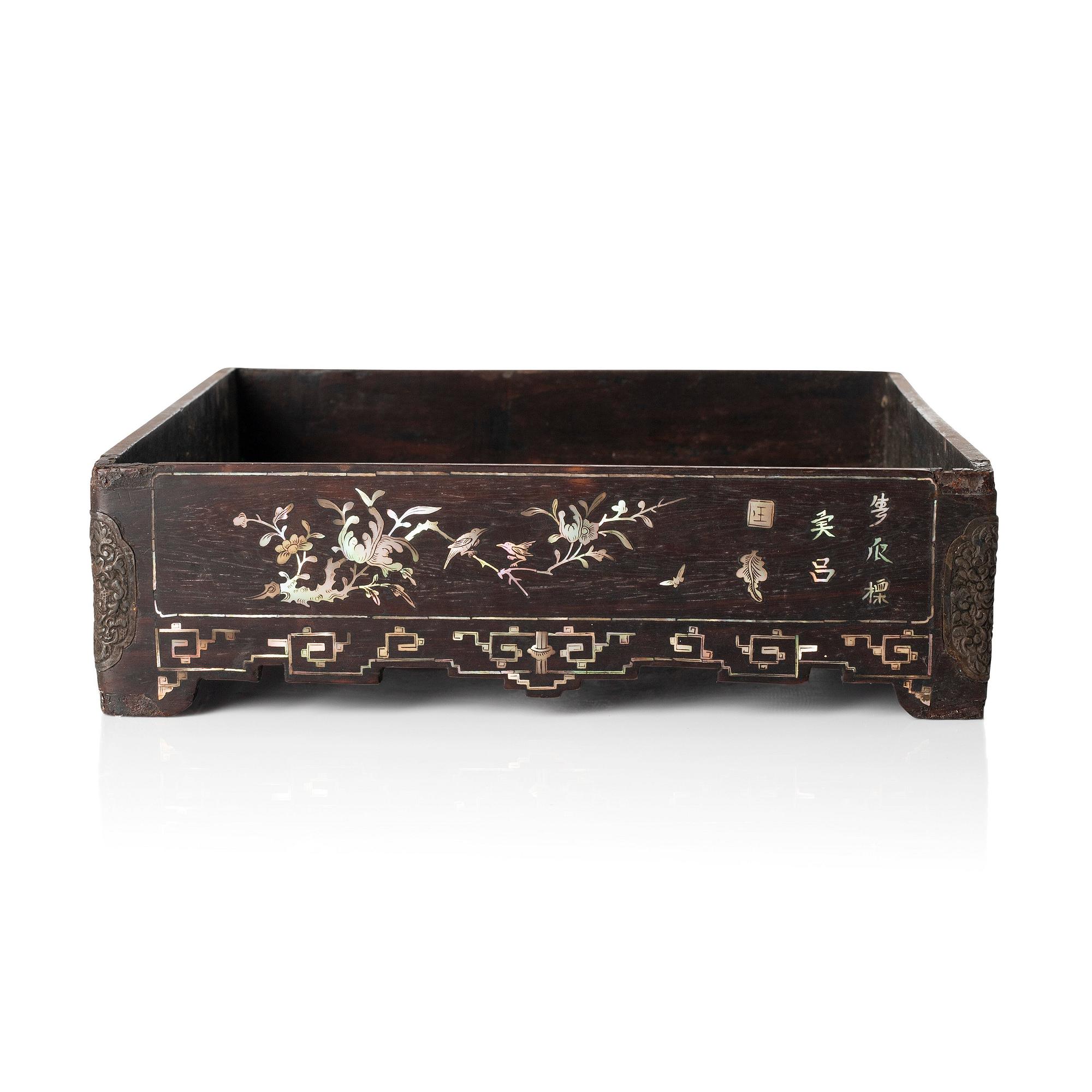 Bricka, trä med pärlemorinläggning. Qingdynastin, Qianlong (1736-95).
