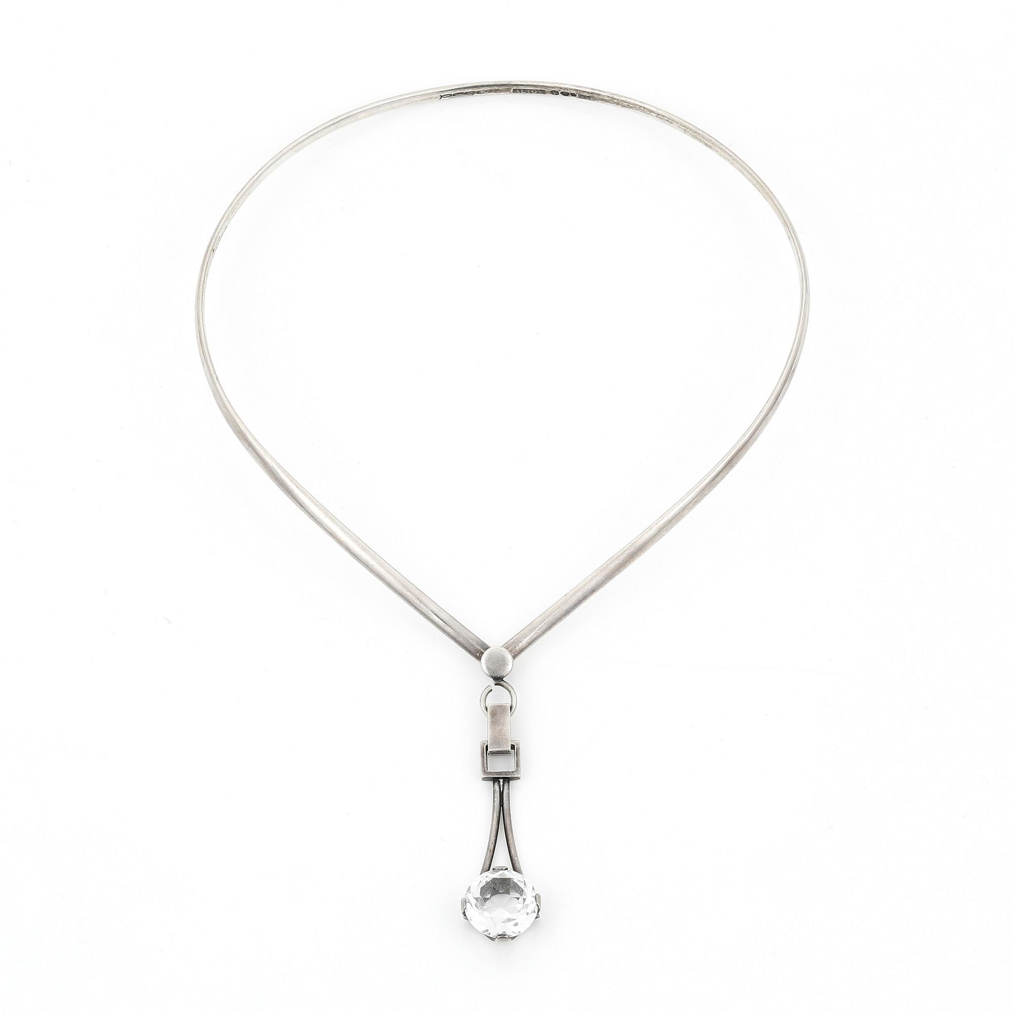 HALSBAND, silver med bergskristall, ca 9,92 ct, 'Pege' för Alton, Falun, 1967. Total vikt ca 38 g.
