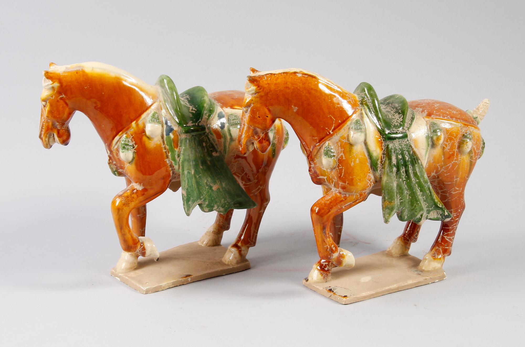 FIGURINER, 2 st snarlika, porslin, 1900-tal, Kina.