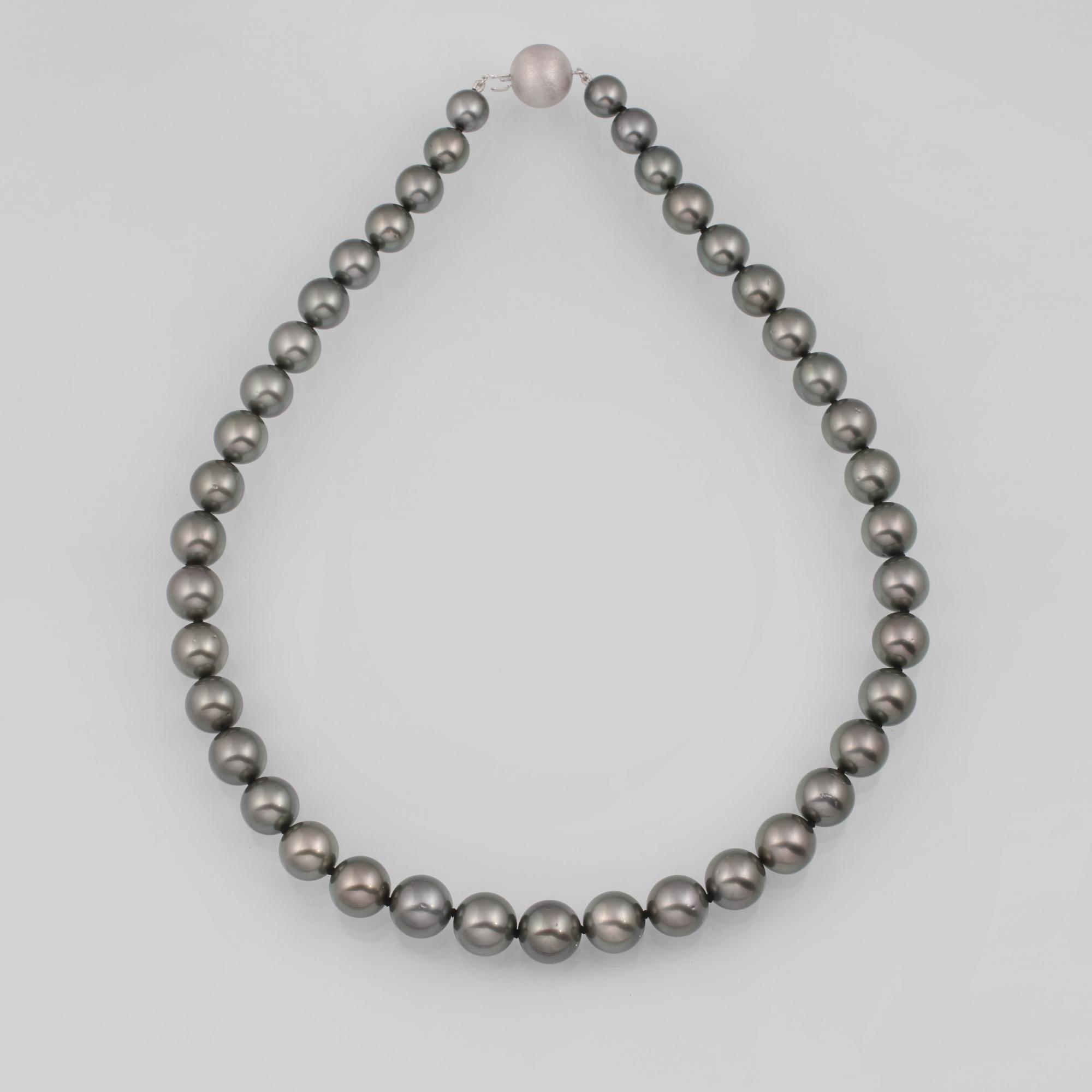 COLLIER, odlade Tahitipärlor med kullås i 14K vitguld.