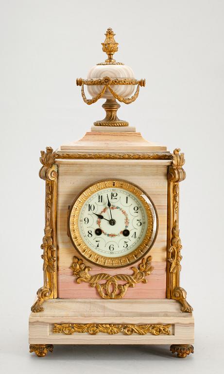 BORDSPENDYL, marmor och mässing, Louis XVI-stil, 1800-/1900-tal.