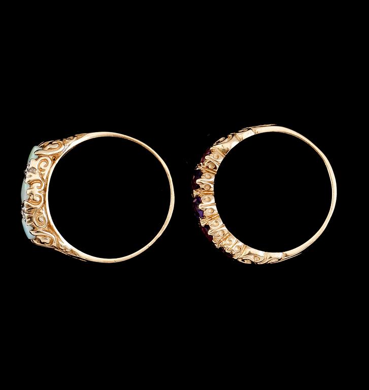 RINGAR, 2 st, 9 k guld, med ametister, opaler samt små diamanter, England. Vikt ca 7 gram.