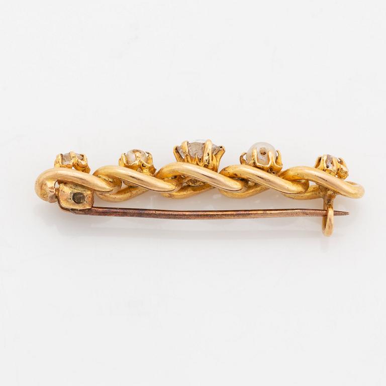 Brosch 18K guld med gammal- och rosenslipade diamanter samt pärlor.
